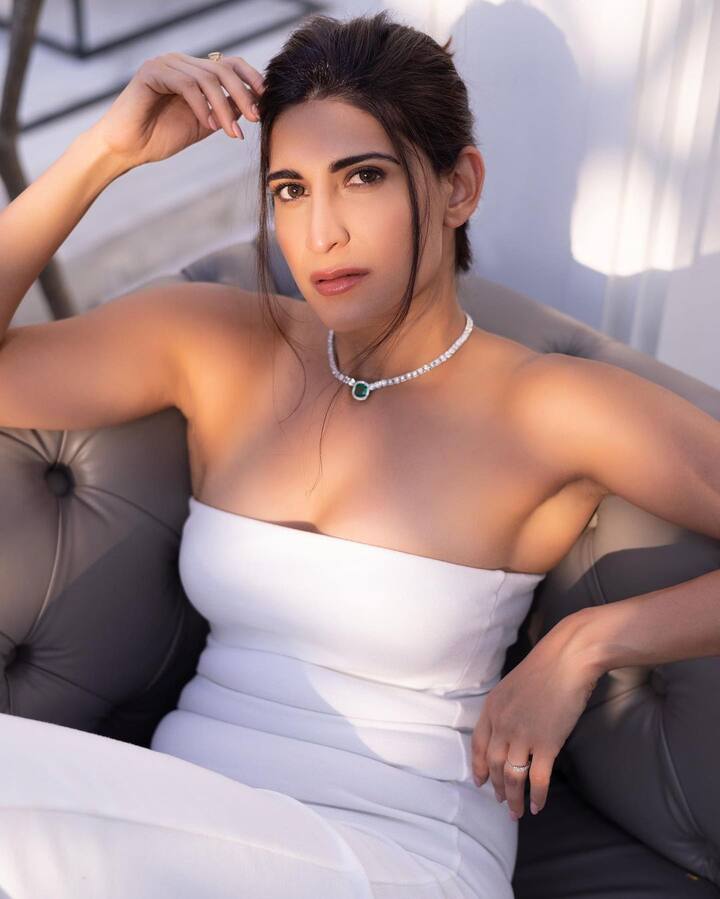 બોલિવૂડ એક્ટ્રેસ આહાના કુમરા સોશિયલ મીડિયા પર પોતાની આકર્ષક સ્ટાઈલથી ચર્ચામાં રહે છે. તે તેની બોલ્ડ અને હોટ તસવીરો શેર કરી ઇન્ટરનેટ પર ધૂમ મચાવે છે. તાજેતરમાં અભિનેત્રીએ શાનદાર તસવીરો ઇન્સ્ટાગ્રામ પર શેર કરી છે.