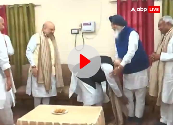 Parkash Singh Badal Death When Prime Minister Narendra Modi Touched his feet Watch: पंजाब की राजनीति के 'पितामह', जब पीएम मोदी ने छुए थे प्रकाश सिंह बादल के पैर