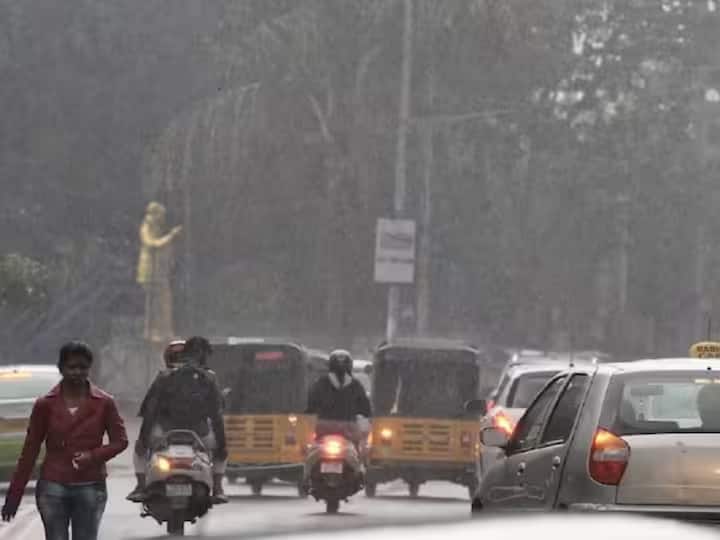 Hyderabad rains lashed many parts of the city waterlogging on roads traffic jam many areas Hyderabad Rains :  హైదరాబాద్ లో ఈదురుగాలులతో భారీ వర్షం, జలమయమైన రహదారులు