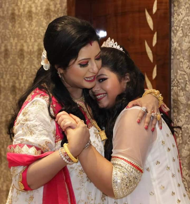 বৈশাখী আবেগপ্রবণ বার্তায় লেখেন, আমার আর কিচ্ছু চাওয়ার নেই। শুধু মা, শোভন, মহুল ও পরিবারের মানুষদের স্বার্থহীন ভালবাসা যেন পাই।