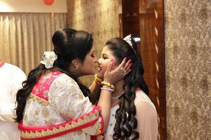 জন্মদিনের অ্যালবামে আদরে আদরে ভরিয়ে দিতে দেখা গেল মেয়ে মহুলকে। তবে নিজেই পোস্ট করে জানিয়েছেন, জন্মদিন পালনে মেজাজে ছিলেন না বৈশাখী বন্দ্যোপাধ্যায়।