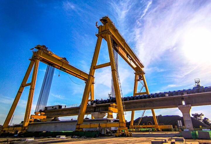 हालांकि महाराष्ट्र की ओर तस्वीर निराशाजनक है और यहां सिर्फ 19.65 प्रतिशत काम हुआ है. परियोजना पर लगभग 56.34 प्रतिशत सिविल कार्य पूरा कर लिया गया है और अब तक 272.89 किलोमीटर पर ढेर का काम किया गया है.  रेल मंत्रालय ने हाल ही में कहा कि 170.56 किमी पर घाट का काम किया गया है, लेकिन अब तक 45.40 किमी गर्डर्स लॉन्च किए गए हैं.