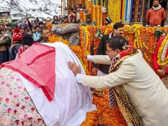 બાબા કેદારની પંચમુખી ભોગ મૂર્તિ ચલ ઉત્સવ વિગ્રહ ડોલીમાં બેસી રાવલ નિવાસથી મંદિર પરિસરમાં પહોંચી હતી. ત્યારબાદ હર હર મહાદેવના નારા લગાવવામાં આવ્યા હતા. રાવલે અહીં ભક્તોને આશીર્વાદ આપ્યા હતા.
