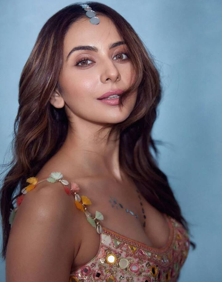 ચાહકો એક્ટ્રેસનો આ ખૂબ જ શાનદાર લૂક પસંદ કરી રહ્યા છે. કેમેરા સામે અભિનેત્રીએ ખૂબ જ શાનદાર પોઝ આપ્યા છે.