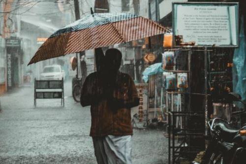 पुढील तीन दिवसात पूर्व भारतातील कमाल तापमानात तीन ते पाच अंश सेल्सिअसने घट होण्याची शक्यता हवामान विभागानं वर्तवली आहे.