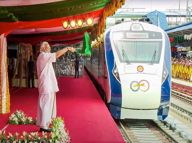 Vande Bharat Express prime minister thiruvananthapuram kerala  kasargod Vande Bharat Express : மாநிலங்களின் வளர்ச்சியே நாட்டின் வளர்ச்சி.. வந்தே பாரத் சேவையை துவக்கிவைத்த பிரதமர் பேச்சு..