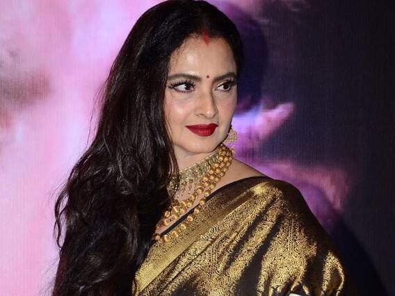 Rekha Life: અભિનેત્રી રેખાએ લગ્નના થોડા સમય બાદ પતિને ગુમાવ્યો હતો. પરંતુ આજે પણ અભિનેત્રી માંગમાં સિંદૂર લગાવે છે. જો તમે પણ આનું કારણ જાણવા માંગતા હોવ તો જુઓ અમારો આ ખાસ અહેવાલ.