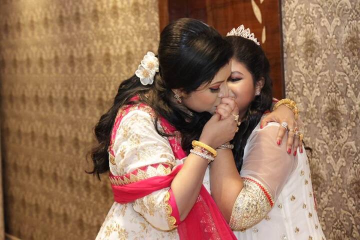 মন খারাপের মধ্যেই মায়ের জন্মদিন আনন্দে ভরিয়ে তুলতে চেষ্টার খামতি ছিল না মহুলের। বারবার মাকে জড়িয়ে ধরছিল সে।