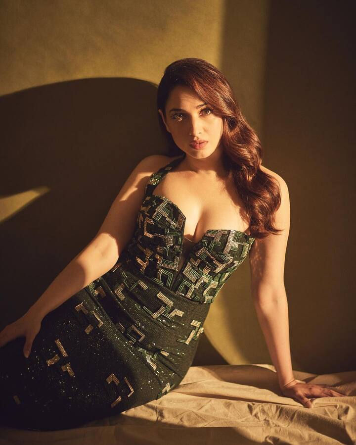 ‘बाहुबली’ जैसी ब्लॉकबस्टर फिल्म में नजर आ चुकी तमन्ना भाटिया ने अपनी लाइफ में कड़ी मेहनत की है. वहीं एक्ट्रेस की पर्सनल लाइफ भी फिल्मी कहानी की तरह दिलचस्प रही है. आज हम आपको उनके और विराट कोहली की लव स्टोरी के बारे में कुछ अनसुनी बातें बताने जा रहे हैं.