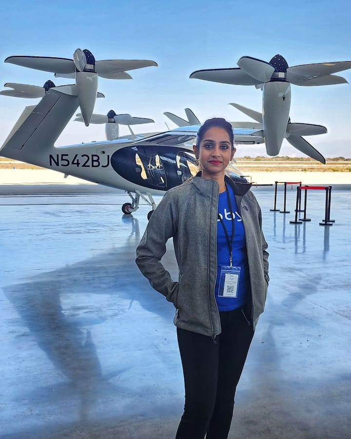 కాలిఫోర్నియాలోని జోబీ ఏవియేషన్ ఏరో స్పేస్ కంపెనీలో ఐటీ ఇంజనీర్ గా పని చేస్తోంది.  Image Credit: Laya Gorty/ Instagrm