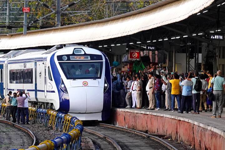 तिरुअनंतपुरम व्यतिरिक्त ही ट्रेन कोल्लम, कोट्टायम, एर्नाकुलम टाउन, थ्रिसूर, तिरूर, पलक्कड, पठानमथिट्टा, मलप्पुरम, कोझिकोड, कन्नूर आणि कासारगोड या स्टेशन्सवर थांबणार आहे