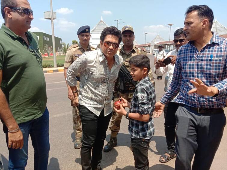 Legend Sachin Tendulkar Celebrate His Birthday At Bhogve Beach Sachin Tendulkar : सचिन तेंडुलकरने सावंतवाडीतील चिमुकल्याची इच्छा केली पूर्ण