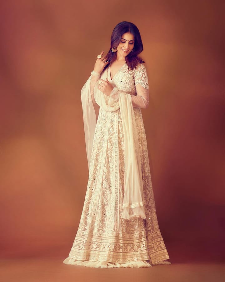 अभिनेत्री जिनिलिया देशमुख सोशल मीडियावर खूप सक्रिय असते.