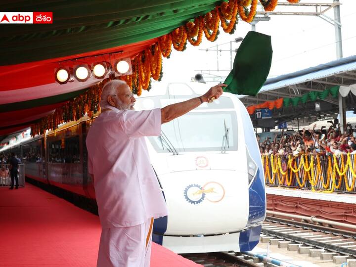 PM Modi Kerala Visit: ప్రధాని నరేంద్ర మోదీ ఈరోజు కేరళలో పర్యటిస్తున్నారు. తిరువనంతపురంలో తొలి వందే భారత్ రైలును జెండా ఊపి ప్రారంభించారు.