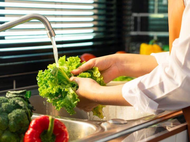 Do this work before cooking green vegetables know right way to wash vegetables हरी सब्जियों को पकाने से पहले जरूर कर लें ये काम, वरना गले पड़ जाएंगी कई गंभीर बीमारियां