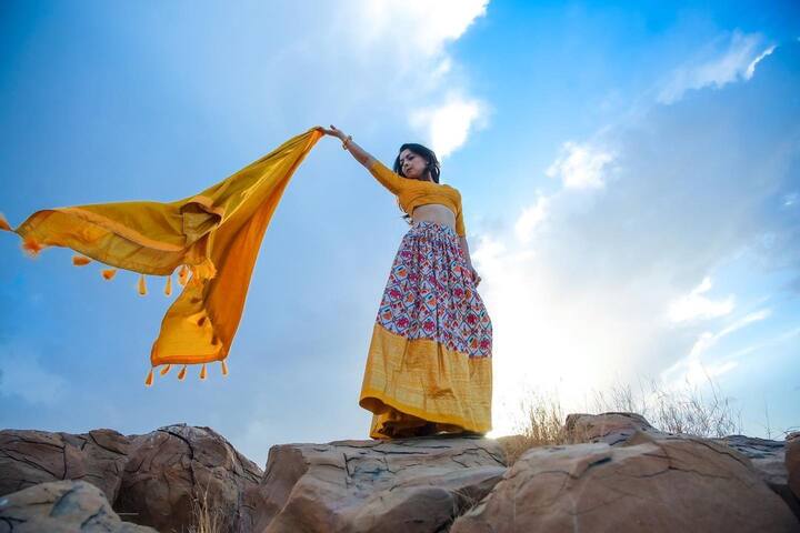 पिवळा लेहेंगा, मोकळे केस आणि नाकात नथ अशा लूकमधील फोटो सोनालीनं शेअर केले आहेत.