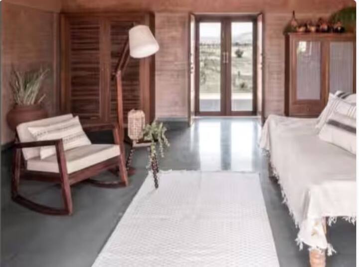 ਇਹ ਘਰ ਬਿਨਾਂ ਰੀਬਾਰ ਅਤੇ ਸੀਮਿੰਟ ਦੇ ਬਣਾਇਆ ਗਿਆ ਹੈ। ਜਿਸ ਨੂੰ ਸੱਸ ਅਤੇ ਨੂੰਹ ਦੀ ਜੋੜੀ ਨੇ ਬਣਾਇਆ ਹੈ। ਮੁੰਬਈ 'ਚ ਜਨਮੀ ਸ਼ਿਪਰਾ ਸਿੰਘਾਨੀਆ ਰਾਜਸਥਾਨ ਦੀ ਰਹਿਣ ਵਾਲੀ ਸੁਨੀਤਾ ਸਾਂਘੀ ਦੀ ਨੂੰਹ ਹੈ। ਉਨ੍ਹਾਂ ਨੇ ਮਿਲ ਕੇ ਇਸ ਘਰ ਨੂੰ ਮਿੱਟੀ ਅਤੇ ਕਈ ਜੜ੍ਹੀਆਂ ਬੂਟੀਆਂ ਦੀ ਵਰਤੋਂ ਕਰਕੇ ਤਿਆਰ ਕੀਤਾ ਹੈ। ਇਸ ਘਰ ਨੂੰ ਈਕੋ-ਫਰੈਂਡਲੀ ਘਰ ਕਿਹਾ ਜਾ ਸਕਦਾ ਹੈ।