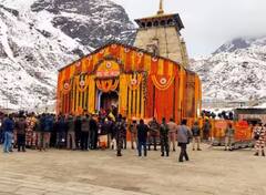 Kedarnath Yatra 2023:  ਕੇਦਾਰਨਾਥ ਧਾਮ ਦੇ ਖੁੱਲ੍ਹੇ ਕਪਾਟ, ਬਰਫ ਨਾਲ ਢੱਕਿਆ ਪੂਰਾ ਇਲਾਕਾ, ਪਹਿਲੇ ਦਿਨ ਹੀ ਪੁੱਜੇ ਹਜ਼ਾਰਾਂ ਸ਼ਰਧਾਲੂ, ਵੇਖੋ ਤਸਵੀਰਾਂ
