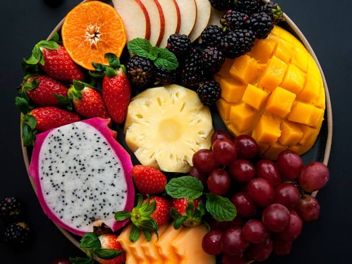 Peeling These 5 Fruits the Wrong Way You are Losing All the Nutrients क्या आप भी इन 5 फलों को छीलकर खाते हैं? जानें इससे होने वाले नुकसान