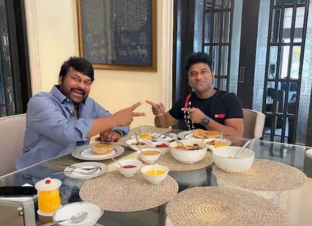 ਹਾਲ ਹੀ 'ਚ ਮਸ਼ਹੂਰ ਸੰਗੀਤ ਨਿਰਦੇਸ਼ਕ ਦੇਵੀ ਸ਼੍ਰੀ ਪ੍ਰਸਾਦ ਨੇ ਚਿਰੰਜੀਵੀ ਦੇ ਘਰ ਨਾਸ਼ਤਾ ਕੀਤਾ, ਜਿਸ 'ਚ ਉਨ੍ਹਾਂ ਦੇ ਘਰ ਦੇ ਡਾਇਨਿੰਗ ਟੇਬਲ ਦੀ ਝਲਕ ਦੇਖਣ ਨੂੰ ਮਿਲੀ।