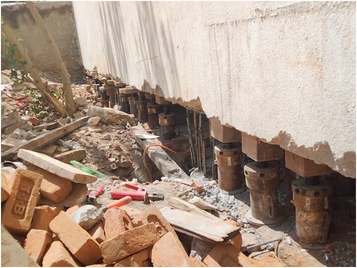 Rajasthan News udaipur dilapidated building was rebuilt with the help of 50 jack ann Udaipur: दरार आने के बाद गिरने वाली थी होटल की 3 मंजिला इमारत, 50 से ज्यादा जैक लगाकर ऐसे किया खड़ा