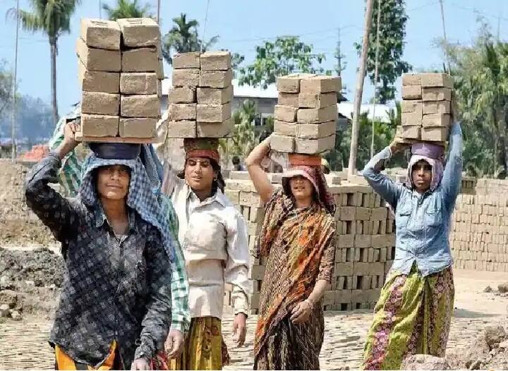 सरकार ने इस पोर्टल में रजिस्ट्रेशन कराने वाले लोगों के लिए कुछ और सुविधाएं जोड़ने का ऐलान किया है. केंद्रीय मंत्री भूपेंद्र यादव ने कहा है कि अब इस पोर्टल में नामांकन के तरीके को और आसान बनाया जाएगा. इसके साथ ही कौशल, पेंशन योजना, डिजिटल कौशल, अप्रेंटिसशिप और राज्यों की अलग-अलग योजनाओं को भी जोड़ने का काम किया जाएगा.