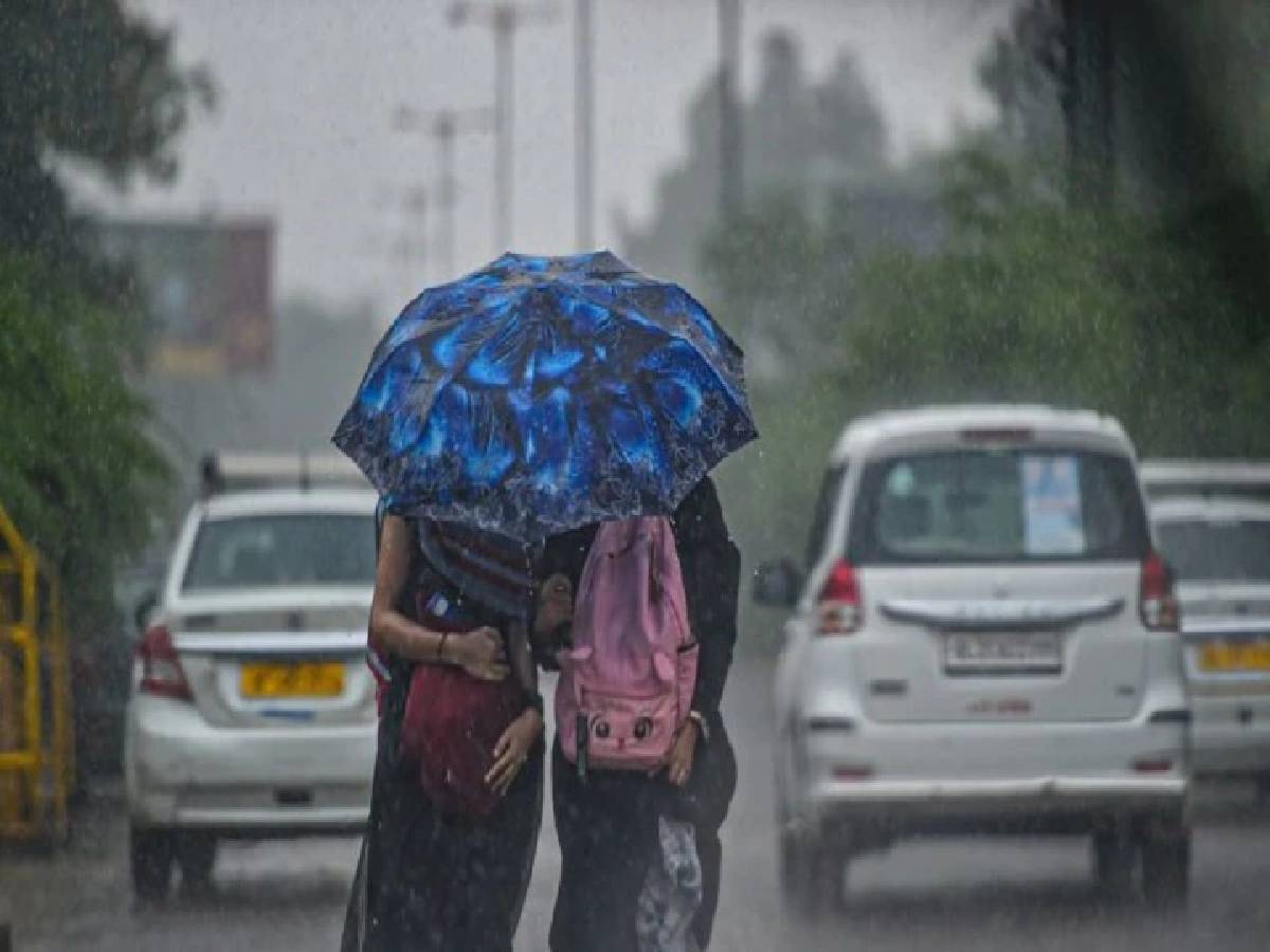 Di Tamil Nadu, hujan sedang dengan guntur dan petir kemungkinan akan terjadi di 20 distrik termasuk Chennai, Tiruvalur dan Kanchipuram dalam tiga jam ke depan, menurut Departemen Meteorologi.