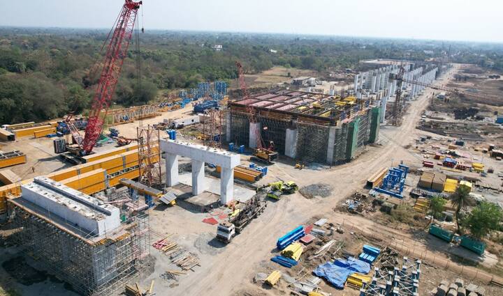 नेशनल हाई स्पीड रेल कॉपोर्रेशन लिमिटेड (एनएचएसआरसीएल) के अनुसार, बुलेट ट्रेन 320 किमी प्रति घंटे की अधिकतम गति से चलेगी और मुंबई-अहमदाबाद के बीच की पूरी दूरी को केवल 127 मिनट में तय करेगी.