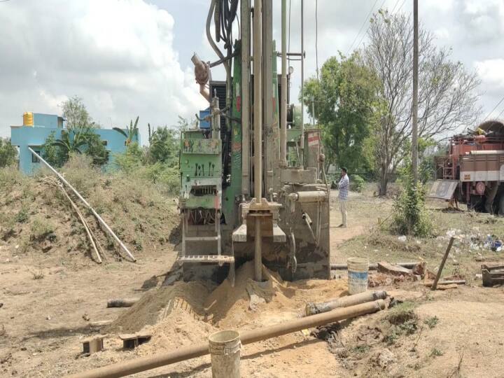 Kanchipuram tragically lost his life when an iron rod fell on top of a borehole while constructing a borewell TNN ஐயோ இந்த நிலைமை யாருக்கும் வரக்கூடாது; போர் பழுப்பு விழுந்து உயிரிழந்த வட மாநில தொழிலாளி