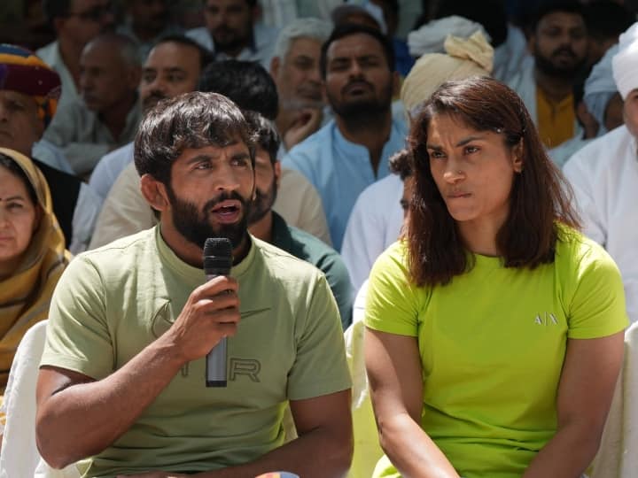 Protesting Wrestlers alleges that Babita Phogat forced to sign on report and police not registering FIR against WFI Chief Wrestlers Protest: 'रिपोर्ट पर बबीता फोगाट के साइन जबरदस्ती कराए', धरने पर बैठे पहलवानों का आरोप, कई नेताओं का मिला साथ