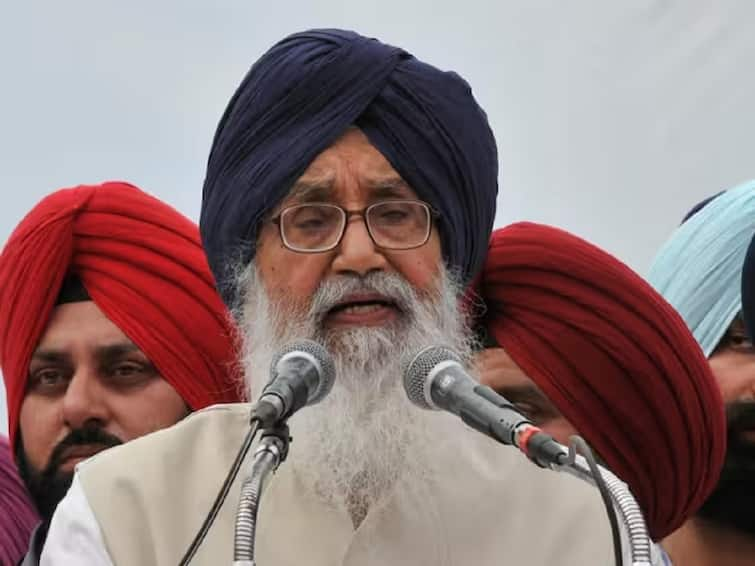 Former Punjab CM Parkash Singh Badal died at private hospital in Mohali Parkash Singh Badal Death:  पंजाबचे माजी मुख्यमंत्री प्रकाश सिंह बादल यांचे निधन, 95 व्या वर्षी घेतला अखेरचा श्वास