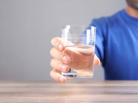 ઘણા લોકો આવા હોય છે, કલાકો સુધી પાણી પીતા નથી અથવા તો બહુ ઓછું પાણી પીતા હોય છે. ઓછું પાણી પીવાથી તમારા શરીરમાંથી ઝેરી તત્વો બહાર નીકળી જશે. આ જ કારણ છે કે તેઓ અંદરથી તમારા શરીરનું વજન વધારે છે. તેનાથી બચવા માટે દરરોજ 8 ગ્લાસ પાણી પીવો અને સવારે ખાલી પેટે નવશેકું પાણી પીવાની ટેવ પાડો.