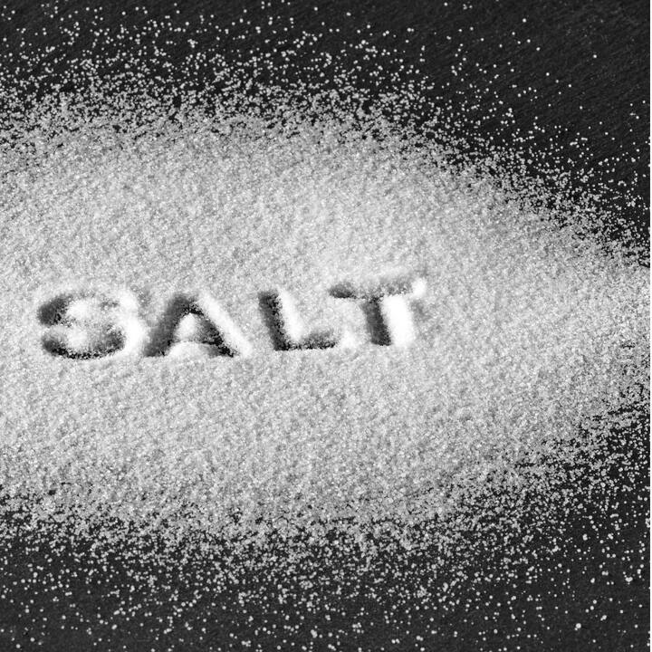 অত্যধিক লবণ আপনার লিভারের ক্ষতি করতে পারে। বেশি নুন খাওয়ার ফলে শরীরে জল থাকে, যা আপনার শরীরের জন্য ভাল নয়।