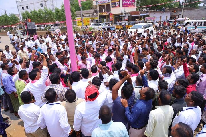 బీఆర్ఎస్ పార్టీ జెండా ఆవిష్కరణకు పెద్ద ఎత్తున హాజరైన పార్టీ శ్రేణులు