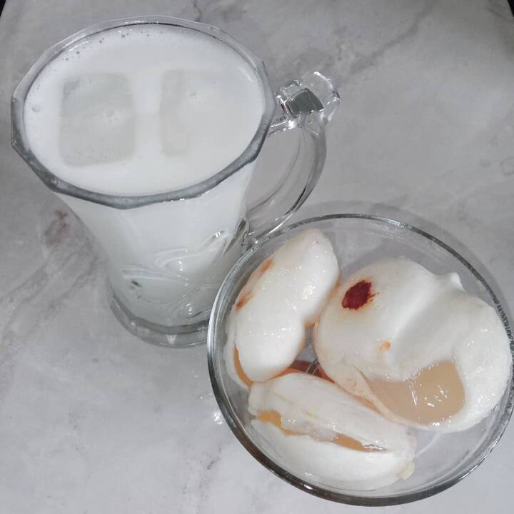 அடுத்து, நுங்கை வெட்டி எடுத்து கொள்ளவும்.