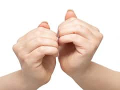 क्या नाखून रगड़ने से लंबे होते हैं बाल या फिर होता है नुकसान? जानें क्या है इसके पीछे का साइंस