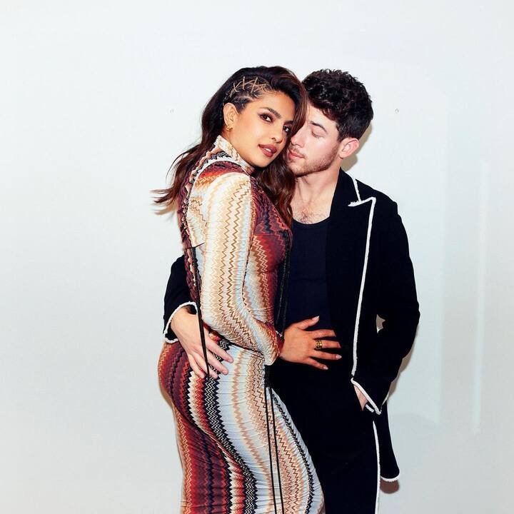 কিন্তু সদ্য প্রিয়ঙ্কা চোপড়ার শেয়ার করে একগুচ্ছ ছবির একটিতে প্রিয়ঙ্কার দিকে অনর্থকভাবে তাকিয়ে থাকার জন্য ট্রোলড হতে হল তাঁরই স্বামী নিককে!