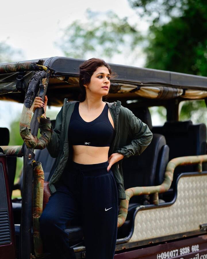 અભિનેત્રીએ હાલમાં પોતાના ઈન્સ્ટાગ્રામ એકાઉન્ટ પર બ્લેક આઉટફિટમાં ખૂબ જ શાનદાર તસવીરો શેર કરી છે.