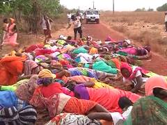 रिफायनरीचं सर्वेक्षण 'पेटलं'; महिला आंदोलकांनी पोलिसांच्या गाड्या अडवल्या, तर माध्यम प्रतिनिधींना पोलिसांची दमदाटी