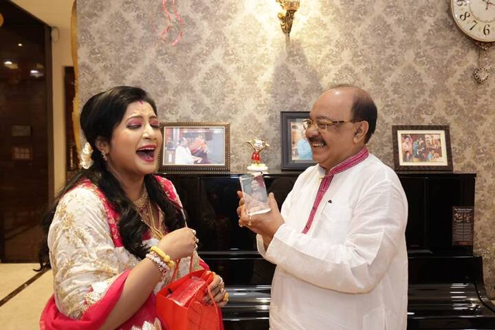 বৈশাখী বন্দ্যোপাধ্যায় জানিয়েছেন,মা অসুস্থ , তাই তাঁর মন ভাল ছিল না। কিন্তু মুহূর্তটা সুন্দর করে তুলতে বদ্ধপরিকর ছিলেন শোভন ও কন্যা। তাদের ইচ্ছেতেই জমে উঠল সেলিব্রেশন।