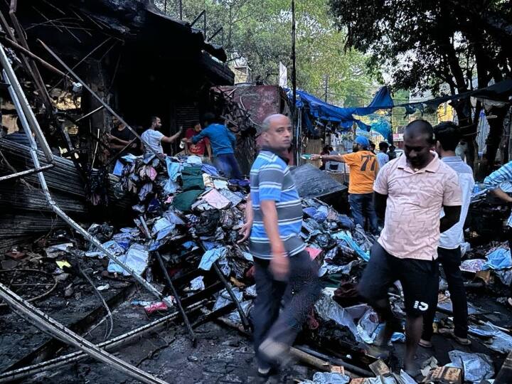 Delhi Sarojni Nagar Market Fire: दिल्ली के  सरोजनी नगर इलाके की बाबू मार्केट की चार दुकानों में आग लग लग गई. देखते ही देखते आग ने विकराल रूप घारण कर लिया.