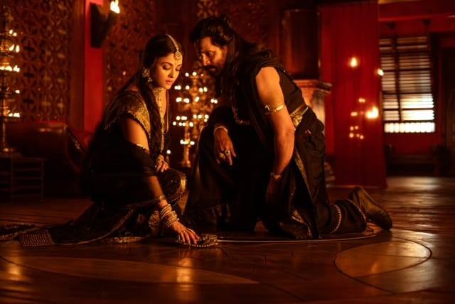 ஹேய் கண்ணான குடி மேல் பித்தானேன் ஏய் பெண்ணான பெண்ணாலே பித்தானேன்