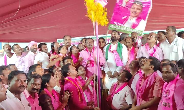 నాగార్జున సాగర్ లో జెండాను ఆవిష్కరిస్తున్న ఎమ్మెల్యే నోముల భగత్