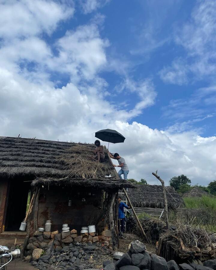 இதையொட்டி, நடிகை கீர்த்தி தசரா படப்பிடிப்பின் போது எடுத்த புகைப்படங்களை தனது இன்ஸ்டா பக்கத்தில் பதிவிட்டுள்ளார்.