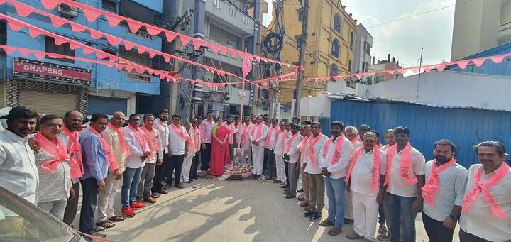 స్థానిక కార్పొరేటర్ తో కలిసి పార్టీ జెండా ఆవిష్కరించిన ఎమ్మెల్యే అరికెపూడి గాంధీ