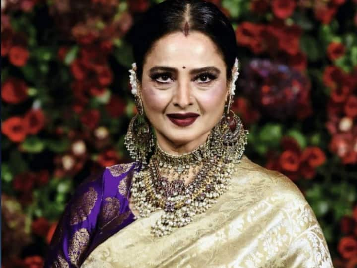 Rekha Life: एक्ट्रेस रेखा ने शादी के कुछ वक्त बाद ही अपने पति को खो दिया था. लेकिन आज भी एक्ट्रेस मांग में सिंदूर लगाती हैं. अगर आप भी इसके वजह जानना चाहते हैं तो देखिए हमारी ये खास रिपोर्ट....