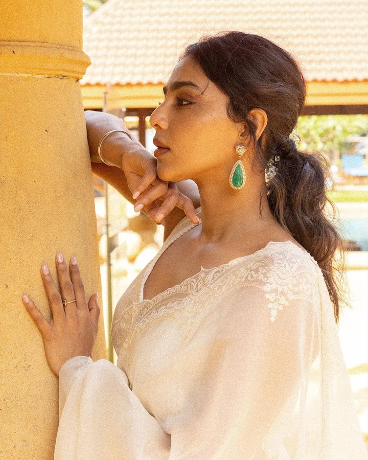 Aishwarya wore a white saree looking elegant as ever
