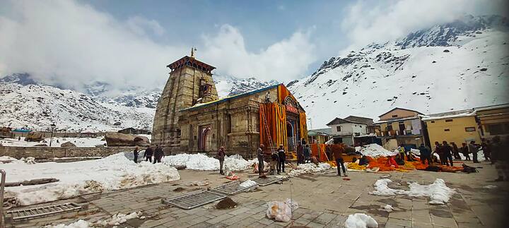 उत्तराखंडमधील केदारनाथ मंदिराची कवाडं उघडली आहेत.