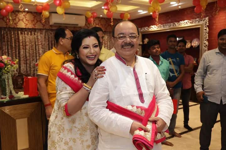 জন্মদিনে আনন্দে মাতলেন বৈশাখী বন্দ্যোপাধ্যায়। সঙ্গে শোভন, মেয়ে মহুল ও ঘনিষ্ঠবৃত্ত। ঠোঁটের কোণে লেগে খুশির রেশ।