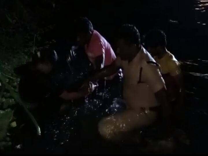 Srikalahasti lover suicide attempt jumped into swarnamukhi river constable saved them Srikalahasti News : స్వర్ణముఖి నదిలో దూకిన ప్రేమజంట, ప్రాణాలకు తెగించి కాపాడిన కానిస్టేబుల్